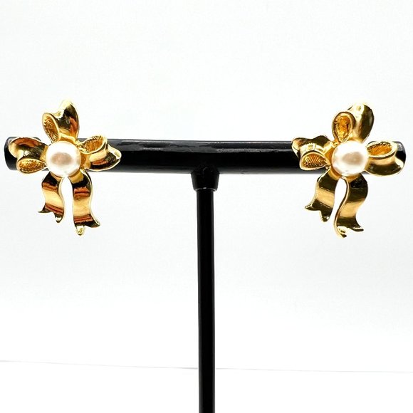 Vintage Avon 'Pearly Bow' Earrings - Picture 1 of 2